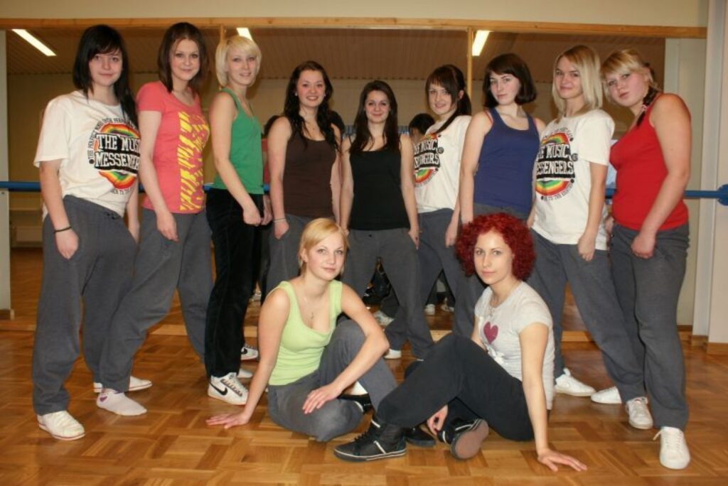 Smiltenes deju grupa “Creeps” secina, ka pilsētā ir pamanītas. Priekšplānā - vadītājas Anete Zariņa (no kreisās) un Una Cīrule. 
Autors: Sandra Pētersone