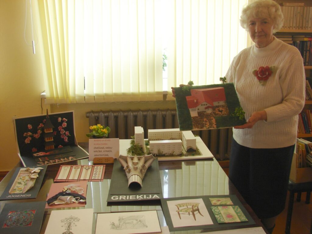 Variņu bibliotēkas vadītāja Mudīte Pavasare ir iniciatore izstādei, kurā izlikti pagasta jauniešu, topošo arhitektūras tehniķu Baibas Elstiņas un Ievas Elstiņas kursa darbi. 
Autors: Sandra Pētersone