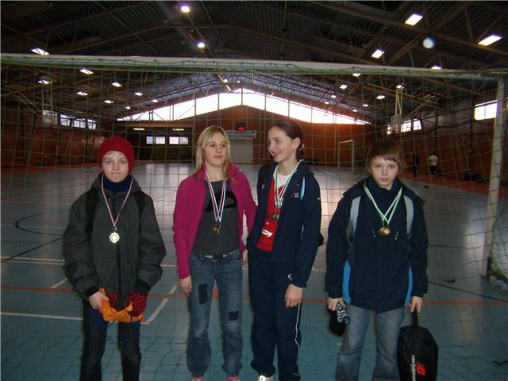 Medaļas no sacensībām Limbažos atveda Smiltenes sporta skolas vieglatlēti Jāzeps Groza (no kreisās), Linda Puriņa, Dana Sīpola un Rolands Išējevs. 
Autors: No personīgā arhīva