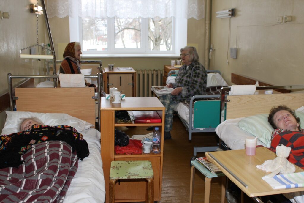 Sarkanā Krusta Smiltenes slimnīcā ir atvērtas arī sociālās aprūpes gultas. Pirmajā nedēļā tajās  ievietoja četrus pensionārus.
Autors: Sandra Pētersone