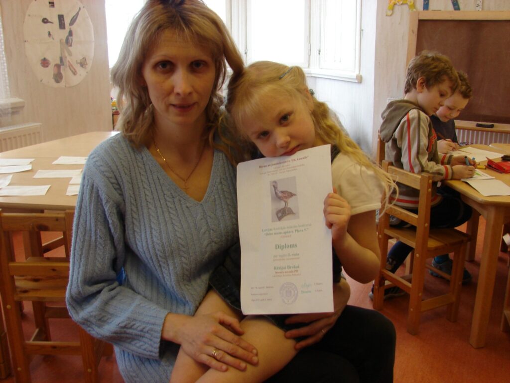 Strenču bērnudārza audzēknes Rēzijas Brokas veidotais lietišķās mākslas darbs atzinīgi novērtēts lielā konkursā. Rēzijai gatavoties konkursam palīdzēja viņas skolotāja un mamma Kristīne Nīmane. 
Autors: Sandra Pētersone