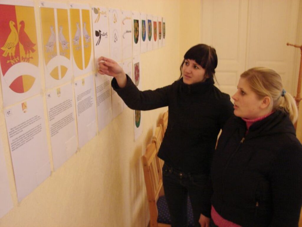 Smiltenietes Irma Buldure un Solvita Tilčika jau izvēlējušās, kura Smiltenes novada ģerboņa skice viņam patīk vislabāk. Balsot vēl var tikai pirmdien,
Autors: Sandra Pētersone