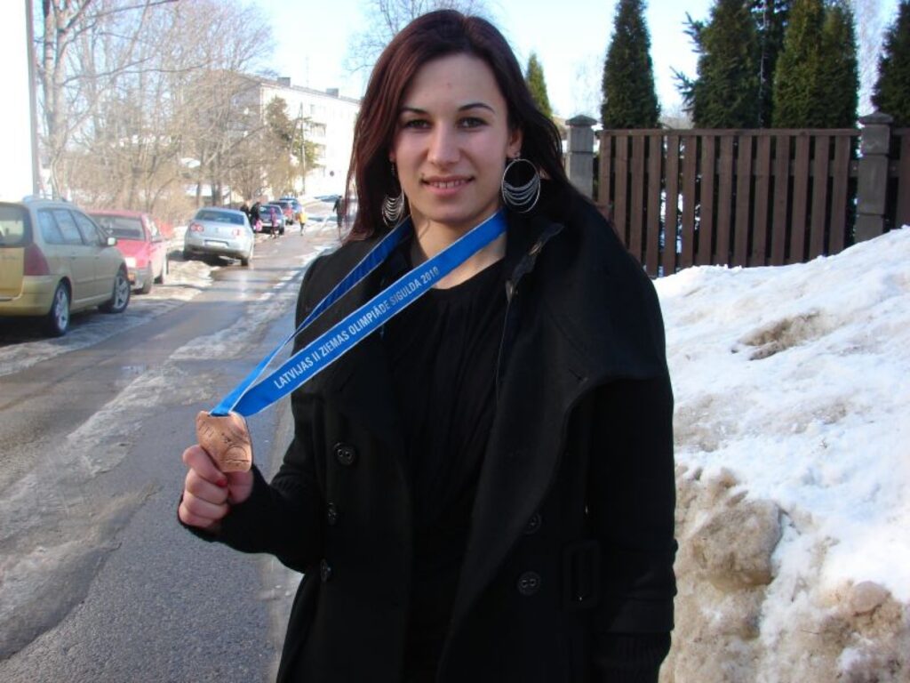 Gatavojoties eksāmeniem, blomēniete Anete Skrastiņa šoziem kalnu slēpošanā trenējas maz. Izcīnītās vietas viņai bija patīkams pārsteigums.
Autors: Sandra Pētersone