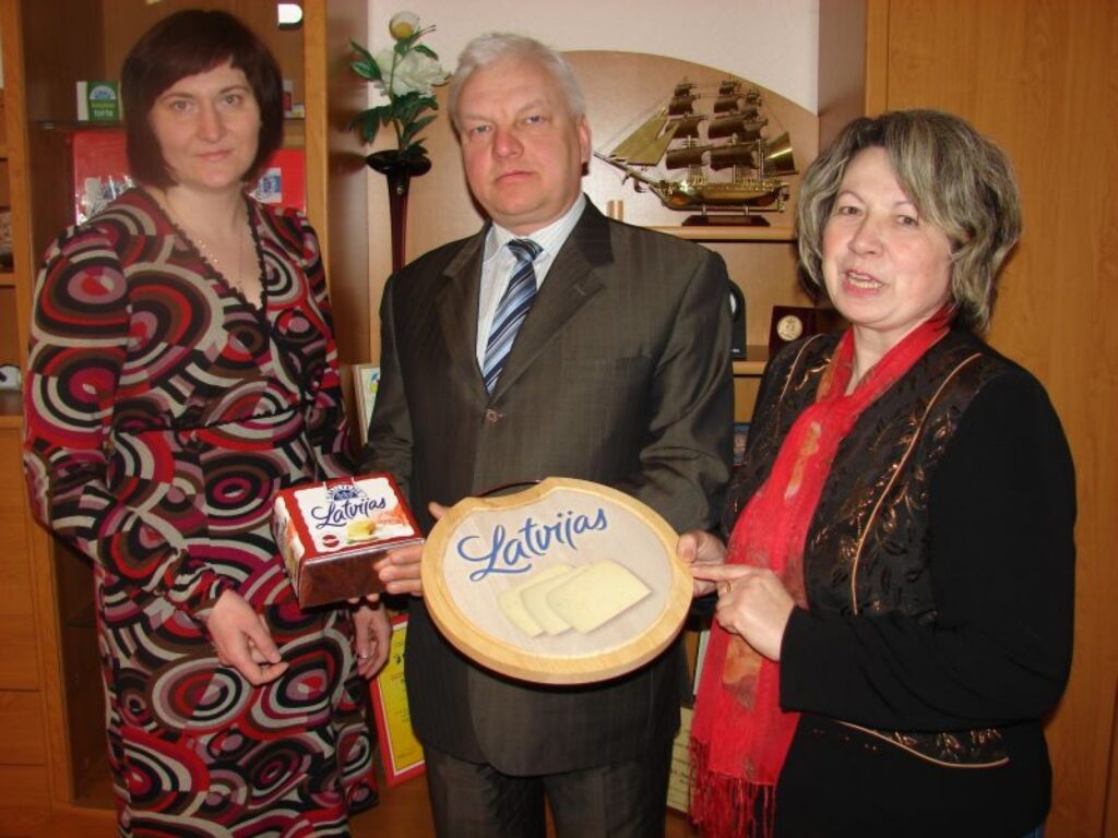 “Lai labi garšo,” skolēnus ēst sieru un citus piena produktus rosina biedrības “Siera klubs” vadītāja Vanda Davidanova  (no labās), Latvijas Piensaimnieku Centrālās savienības valdes priekšsēdētājs Jānis Šolks un uzņēmuma “Smiltenes piens” izpilddirektore Ilze Bogdanova
Autors: Sandra Pētersone