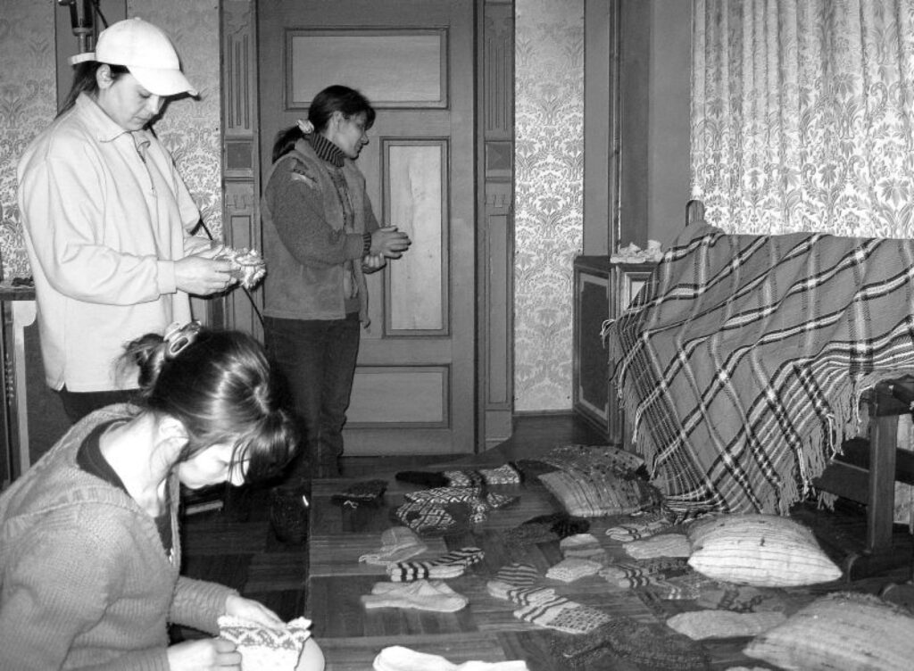 Rokdarbnieču izstādē apmeklētāju šajās dienās netrūkst. 
Autors: No personīgā arhīva