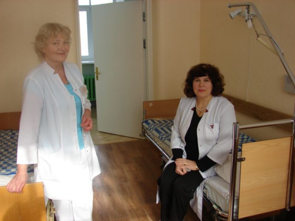 Sarkanā Krusta Smiltenes slimnīcas valdes priekšsēdētāja Sarmīte Zvirgzdiņa (no labās) un medicīnas māsa Dzintra Ruble cer, ka pacienti aprūpes nodaļas gaišajās, tikko izremontētajās palātās jutīsies ērti. 
Autors: Sandra Pētersone