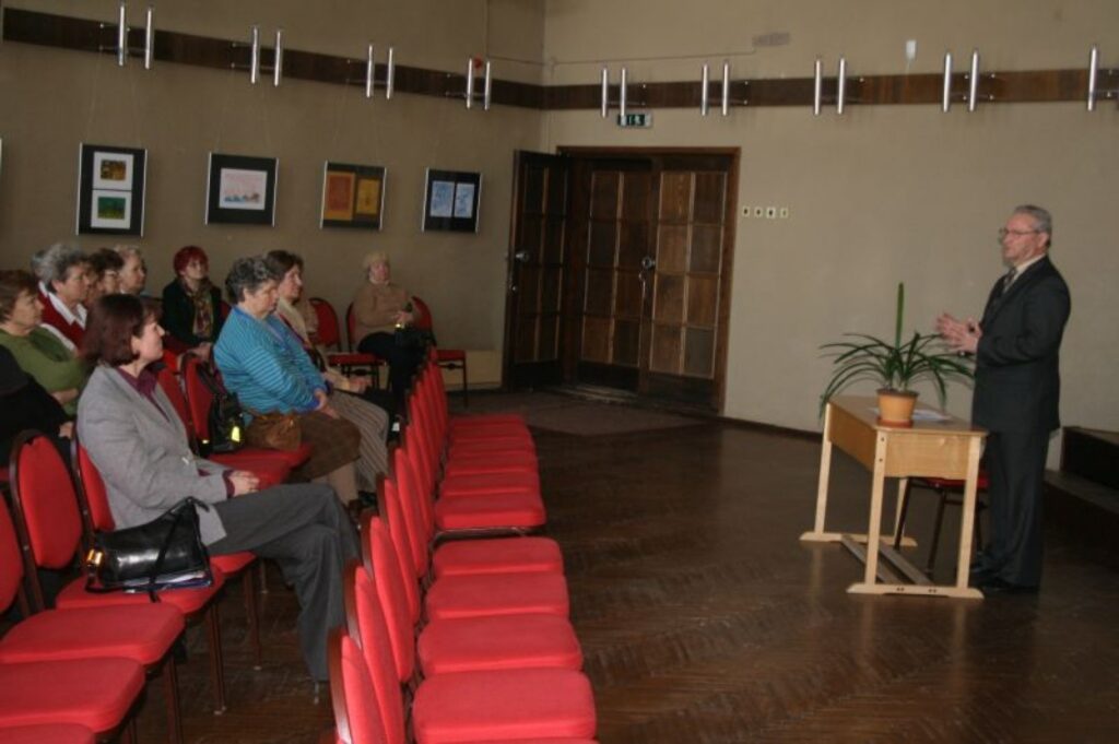 Valkas novada domes priekšsēdētājam Kārlim Albergam pensionāriem vajadzēja prast atbildēt pat uz gluži tehniskiem jautājumiem.
Autors: Aivars Zilbers