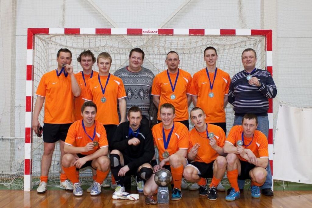 Smiltenes novada čempionātā telpu futbolā otro vietu izcīnīja komanda “Meža saimnieks/SAMS”, kuru trenē smiltenietis Gatis Samučonoks (2. rindā pirmais no labās). Viņi piekāpās valmieriešiem.
Autors: Jānis Ūdris