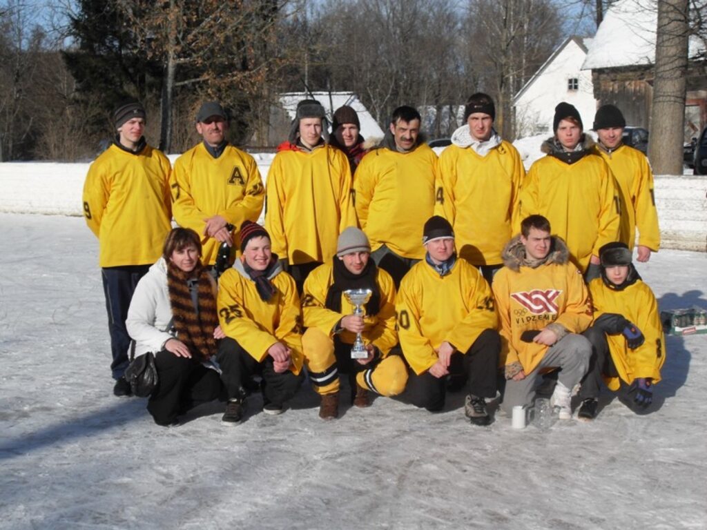Spraigās cīņās Vijciema hokeja komanda uzvarēja pašu rīkotajā tradicionālajā kausa izcīņā.
Autors: No personīgā arhīva