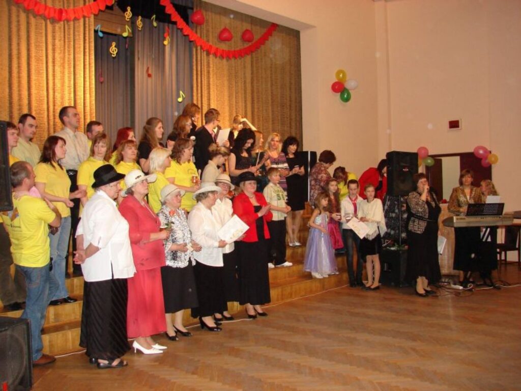 “Dziesmu pavards” vienkopus pulcēja daudzas Grundzāles dziedošās ģimenes. Pasākumā visi kopīgi izpildīja “Dziesmu pavarda” himnu.
Autors: Santa Sinka