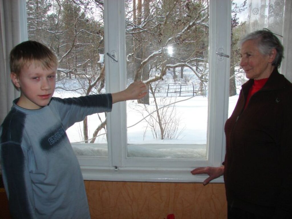 Plūdu apdraudēto vietu sarakstā iekļauta arī dzīvojamā māja Trikātas ielā 30, Strenčos. Klāvs Rimšs un viņa vecvecmāmiņa Aina Luzika atceras, ka pērn Gaujas palu ūdeņi appludināja dārzu un siltumnīcu.
Autors: Sandra Pētersone