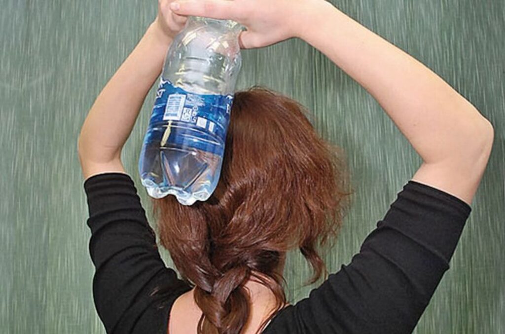 Cilājot rokas aiz galvas, strādā augšdelma trīsgalvainais muskulis. Kas notiek, ja tam ļauj gulēt, katrs var pats ieraudzīt pie spoguļa, paceļot rokas sānis.
Autors: Dainis Ģelzis