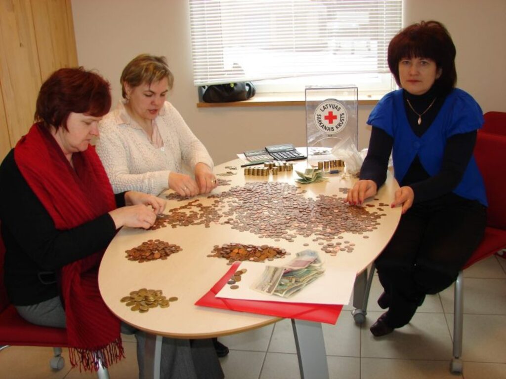 Latvijas Sarkanā Krusta Smiltenes nodaļas pārstāves Inguna Apsīte (no labās), Maruta Vīgante (pirmā no kreisās) kopā ar Sandru Melderi liek santīmu pie santīma, lai noskaidrotu, cik cilvēki pavisam latus ir saziedojuši tirdzniecības centrā “Centrs” novietotajā kastē.
Autors: Santa Sinka