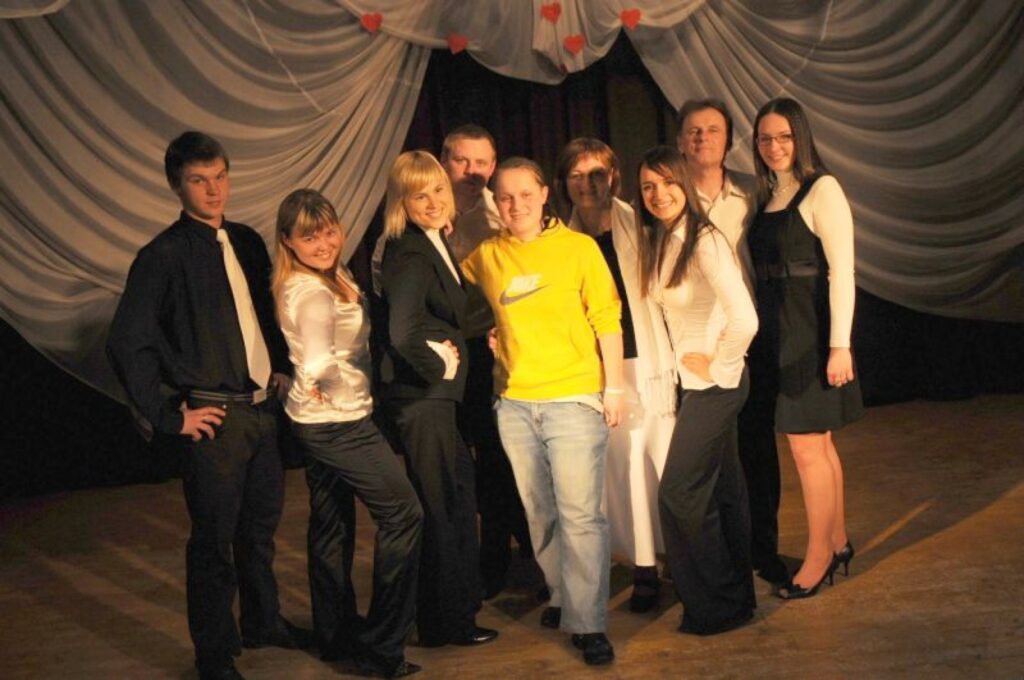 Zandai Beitikai (vidū) ir hobijs, ko viņa sauc par pamatotu apmātību. Jauniete brauc uz gandrīz visiem Eriņu-Vorkaļu ģimenes koncertiem un sarunāja viņu uzstāšanos arī Variņu tautas namā.
Autors: No personīgā arhīva