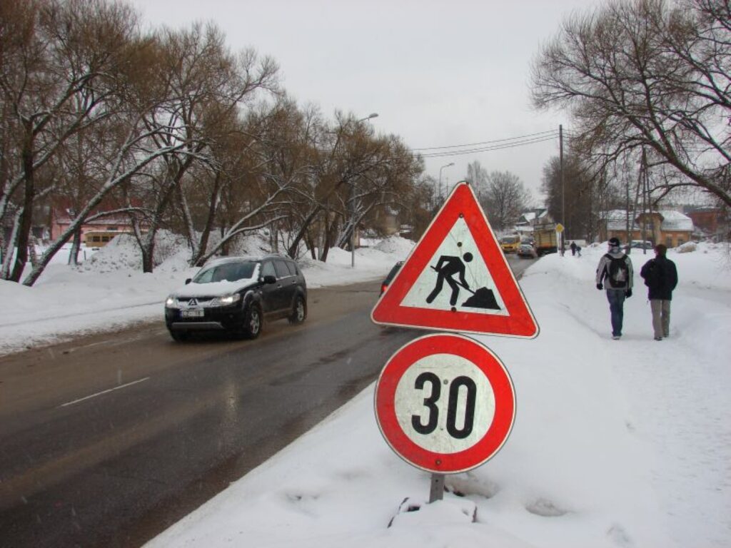 Atmodas ielas posmā Smiltenē autovadītāji aicināti ievērot ātruma ierobežojumu. Šķembu segumā atkusnī strauji veidojas bedres, bet būvdarbi atsāksies tikai aptuveni aprīlī.
Autors: Sandra Pētersone