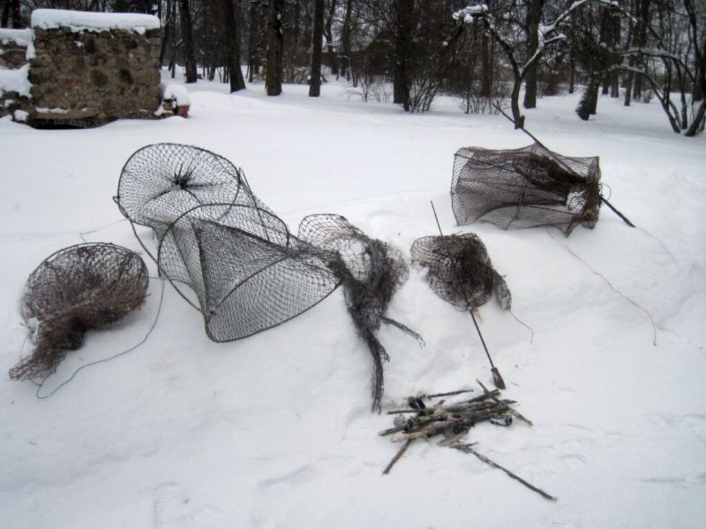 Veicot pārbaudi Sedas purvā, valsts vides inspektori uzgāja nelikumīgi izliktus zvejas murdus un ūdas. Viņi iesaka malu zvejniekiem radošo izdomu to pagatavošanā izmantot labākiem darbiem.
Autors: No personīgā arhīva
