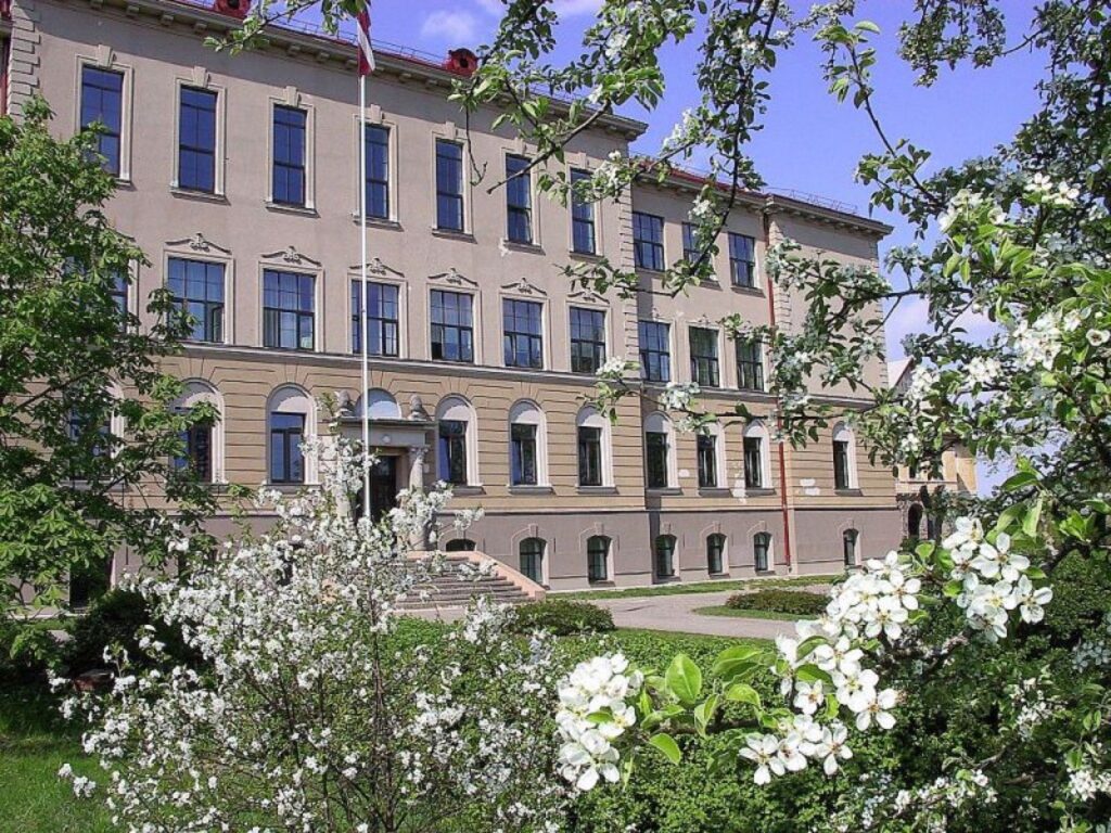 Nodrukātajā izdevumā vienuviet būs skatāmi Valkas ģimnāzijas izcilākie absolventi.
Autors: Aldis Dubļāns