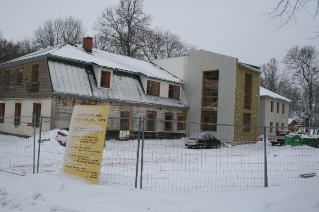 Vecā Lugažu muižas ēka ir ieguvusi jaunu kāpņu telpas korpusu. Aprīļa beigās ēka būs pilnībā atjaunota. 
Autors: Aivars Zilbers