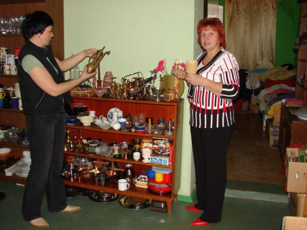 “Emmaus Smiltene” brīvprātīgā Daiga Krieviņa (no kreisās) un valdes priekšsēdētāja Ārija Indrikovska aicina ikvienu apmeklēt organizācijas jaunās mājas Smiltenē.
Autors: Santa Sinka