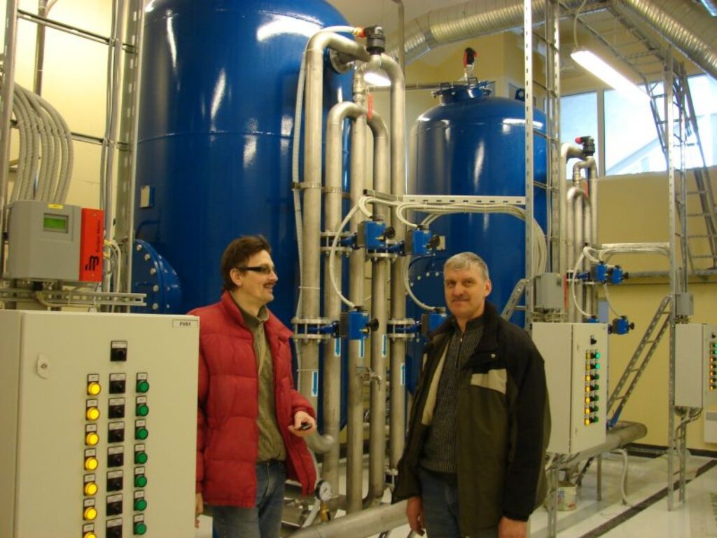 Dzeramā ūdens atdzelžošanas stacijā iekārtas jau ir darba kārtībā. Objektā strādā firma “JS & J Ūdensmeistars”. Attēlā - būvdarbu vadītājs Māris Riekstiņš (no kreisās) un meistars Aivars Lapšāns.
Autors: Sandra Pētersone