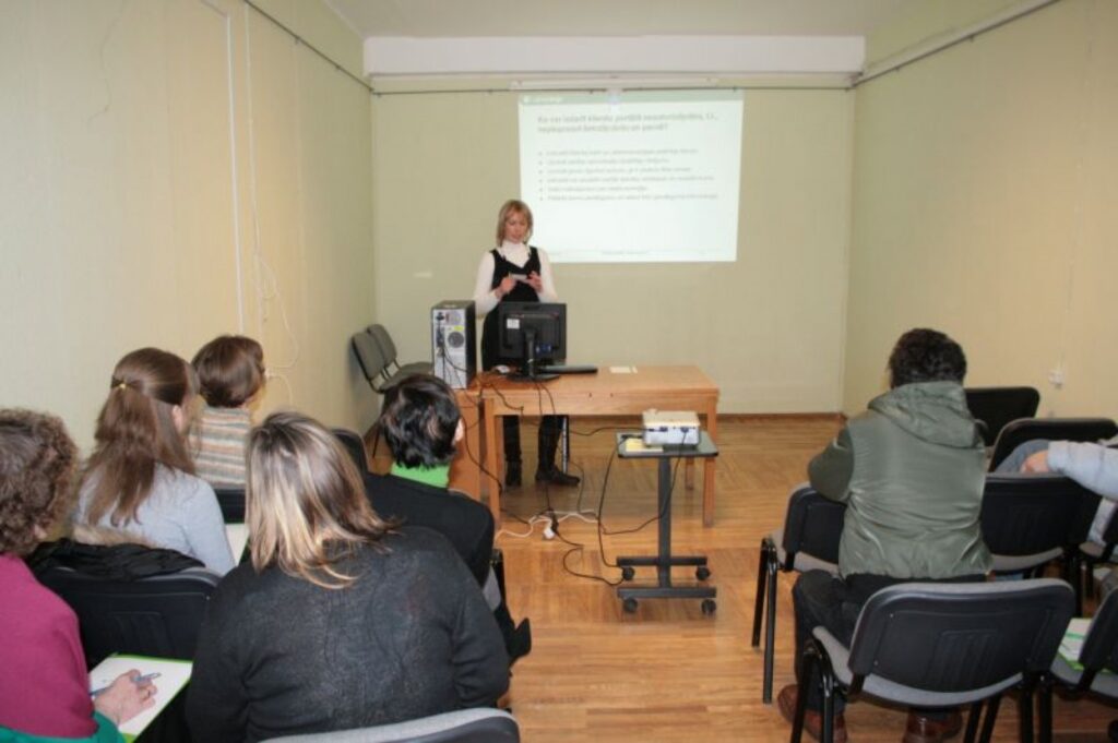 Latvenergo speciāliste Sandra Beiša valcēniešiem stāsta un prezentācijā rāda, kā visērtāk  norēķināties par elektroenerģiju.
Autors: Aldis Dubļāns