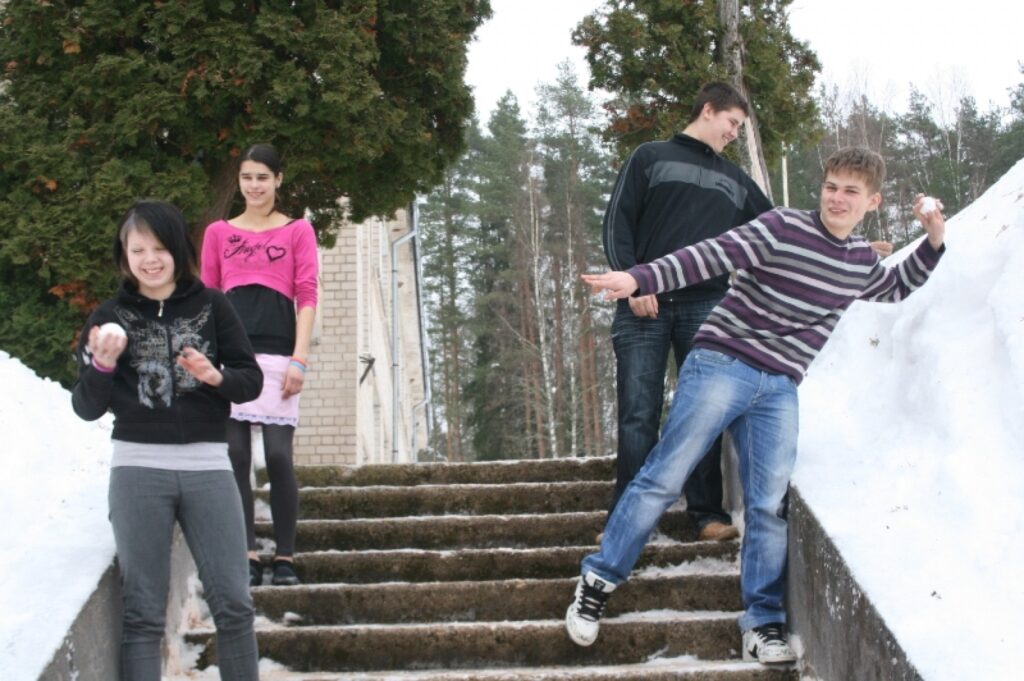 Pagaidām Ērģemes pamatskolas audzēkņiem galvenais uzdevums ir sekmīga skolas pabeigšana. Visi gan cer, ka nākotnē varēs strādāt izvēlētajā profesijā.
Autors: Aivars Zilbers