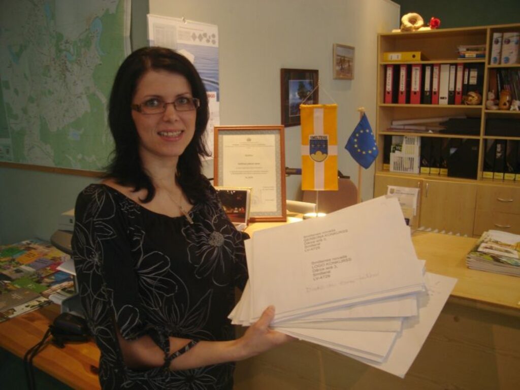 Smiltenes novada Tūrisma informācijas centra vadītāja Sanda Akmentiņa aicina iedzīvotājus vērtēt konkursā iesniegtās Smiltenes novada ģerboņa un logo skices. Aploksnes jau ir atvērtas.
Autors: Sandra Pētersone