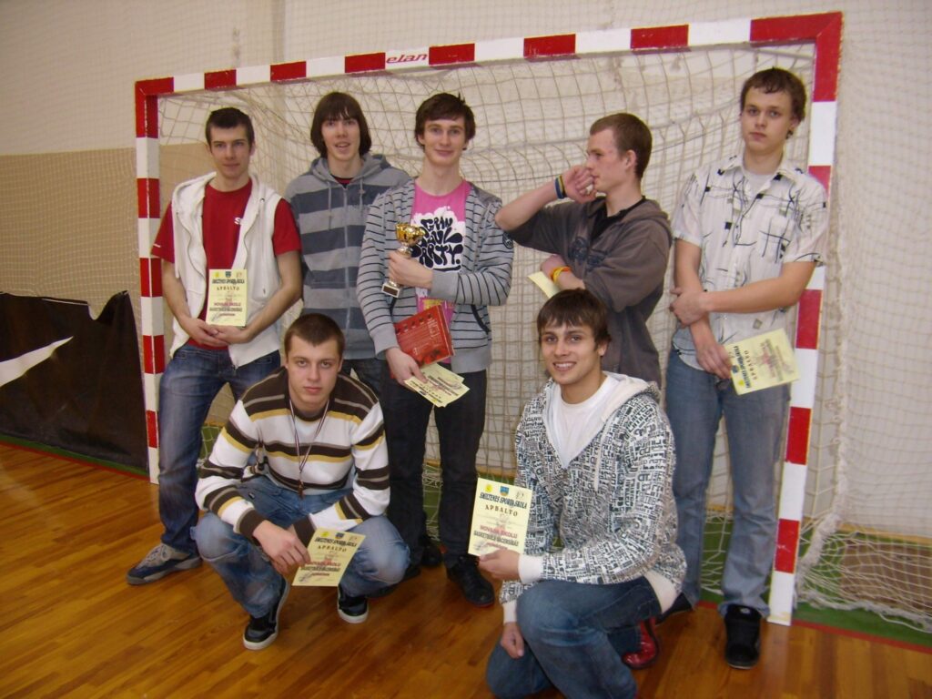 Smiltenes novada skolu basketbola turnīrā lielisku sniegumu demonstrēja Smiltenes ģimnāzijas jauniešu komanda: Matīss Mežulis (pirmajā rindā no kreisās), Oskars Celms, Varis Kondratjevs (otrajā rindā no kreisās), Emīls Gailītis, Edgars Jansons, Mikus Bisenieks un Kristaps Sijāts.
Autors: No personīgā arhīva