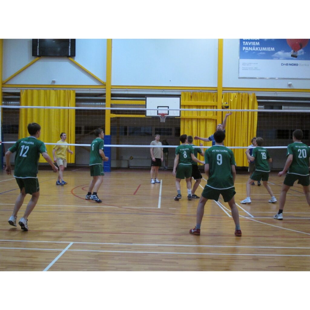 Fotomirkļi no Valkas novada atklātā čempionāta volejbolā, kurā piedalījās 11 komandas.
Autors: Aldis Dubļāns