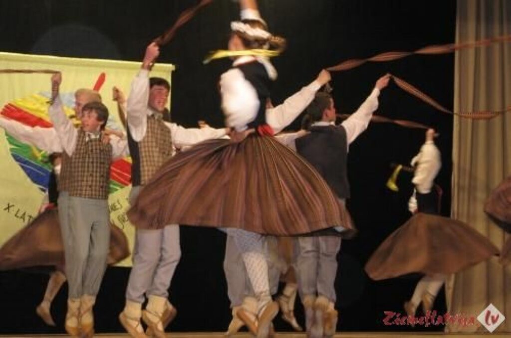 Pēc atlases skatēm visos Latvijas novados noskaidrots, ka Smiltenes “Ieviņas” studija ir labākais tautas deju kolektīvs valstī  7.-9. klašu kolektīvu grupā. 
Autors: Sandra Pētersone