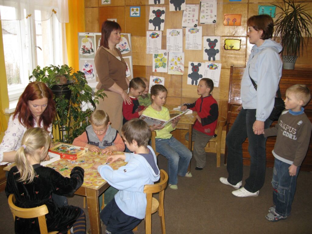  Arī Sandija mammu Sandru Kāpostu (no labās) lēmums par “Ābecīšu” slēgšanu uztrauc, jo pilsētas bērnudārzā vecāku maksa ir lielāka. Turklāt bērniem būšot grūti iejusties jaunā vidē.
Autors: Sandra Pētersone