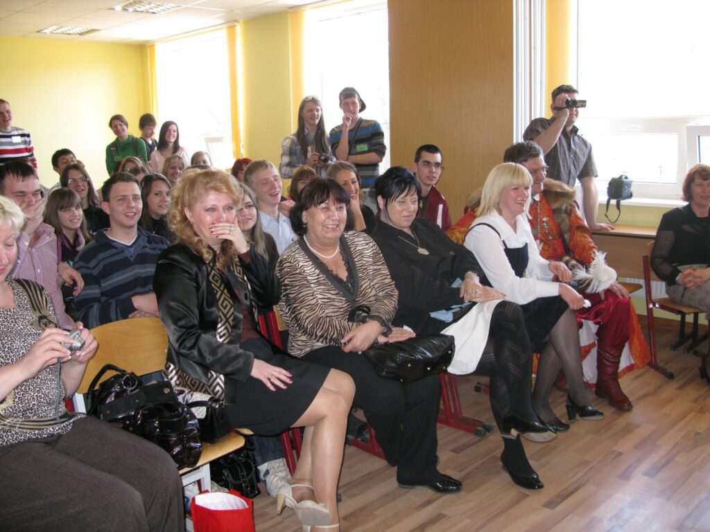 Viesi ar sajūsmu sekoja notikumiem, kurus savā uzvedumā “Romeo un Džuljeta” attēloja Smiltenes Centra vidusskolas jaunieši.
Autors: Baiba Šķērīte