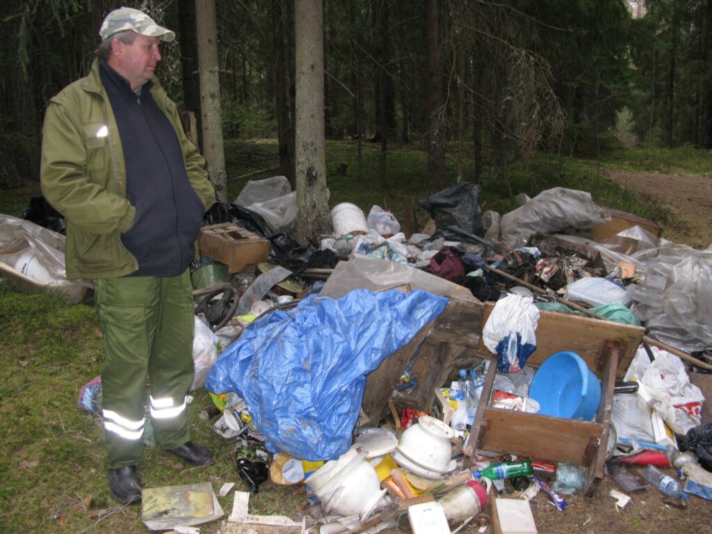 Silvas meža iecirkņa meistars Normunds Bērtiņš secina, ka šo atkritumu kaudzi nesen sakoptajā valsts mežā izgāzis viens cilvēks. Netālu ir smagās automašīnas riepu nospiedumi. 
Autors: Sandra Pētersone