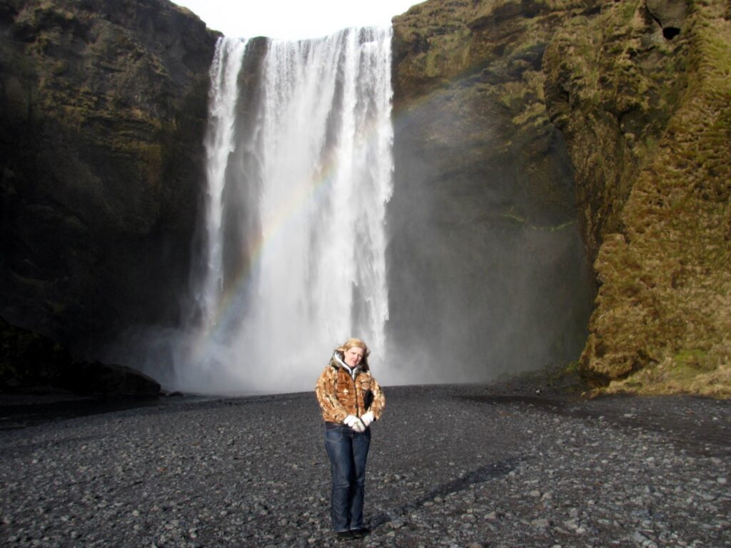 Valcēniete Inese Veide Īslandē dzīvo jau trīs gadus. Kad notika pirmais izvirdums, viņa tāpat kā daudzi vedās skatīt izvirdušo vulkānu. Šī bilde tapusi pirmā izvirduma dienā 15 kilometrus no vulkāna. 
Autors: No personīgā arhīva
