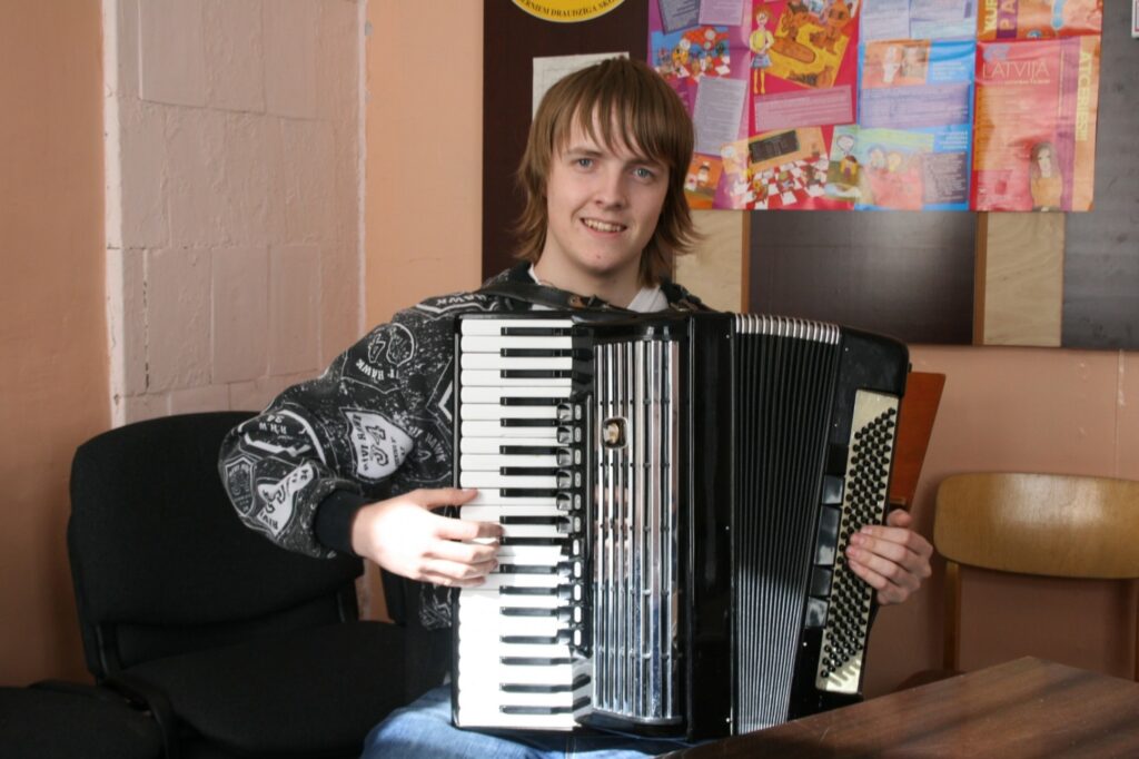 Kārķu pamatskolas audzēknis Jānis Zirnis atzīst, ka akordeons viņam dzīvē vienmēr būs līdzās. 
Autors: Aivars Zilbers