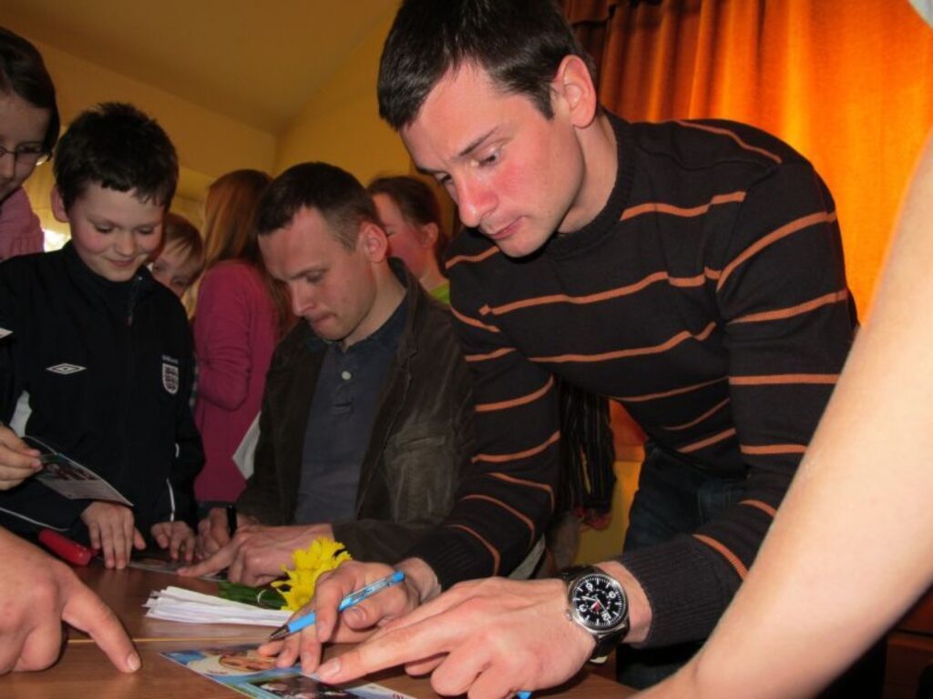 Skeletonisti Martins un Tomass Dukuri ne vien sniedza autogrāfus, bet arī  ļāva nofotografēties ar olimpisko sudraba medaļu.
Autors: Ingūna Johansone