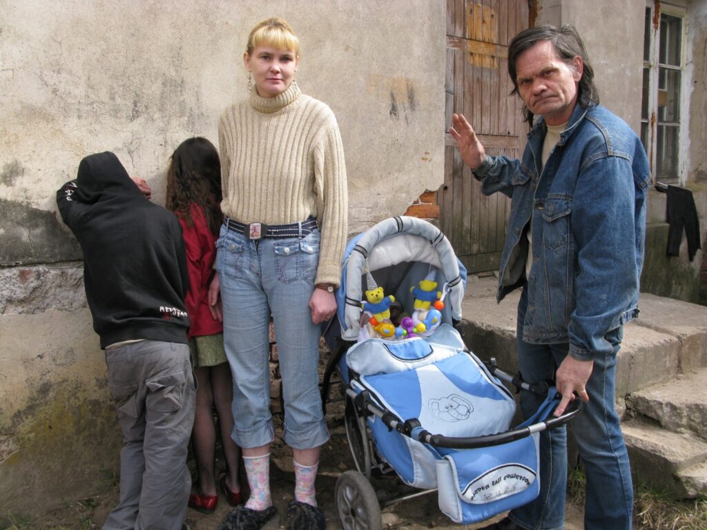 Aigars P. un viņa civilsieva Sandra Eglīte uzskata, ka abiem Aigara bērniem vislabāk ir ģimenē. Šodien bāriņtiesa skatīs lietu tikai par vecāko bērnu atņemšanu. Par zīdaini tādas lietas nav.
Autors: Sandra Pētersone