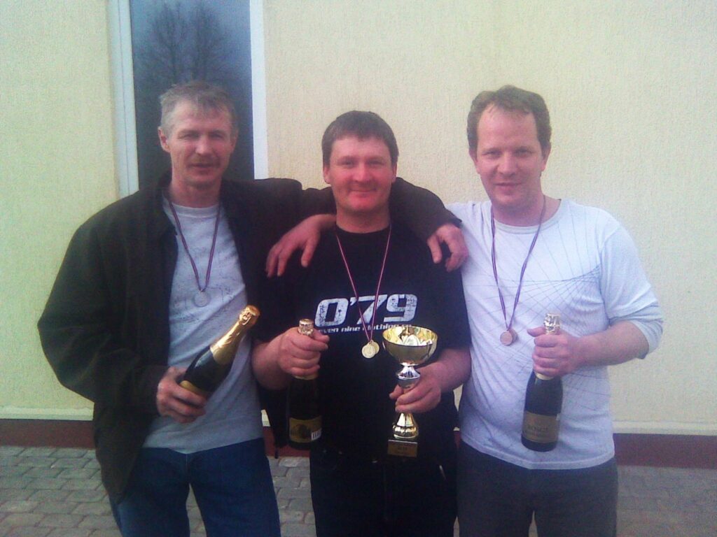 Sacensībās “Variņu kauss 2010” novusā uzvarēja Sergejs Valbergs (vidū). Otrā vieta  - Ilmāram Pavasaram (no kreisās), trešā vieta - Laurim Petrovam.
Autors: No personīgā arhīva