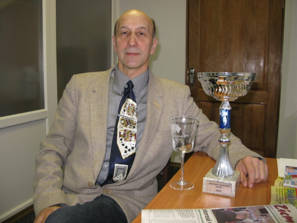  Smiltenes atklātajā čempionātā zolītē sīvā konkurencē kopvērtējumā uzvarēja smiltenietis Gunārs Auders.
Autors: Sandra Pētersone