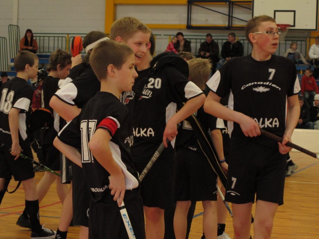 Latvijas 2. divīzijas debitanti – U-14 puiši – sezonu noslēdza ar bronzas medaļām un pašlaik turpina cīnīties Valkas novada atklātajā čempionātā pret spēcīgām vīru komandām.
Autors: Aldis Dubļāns