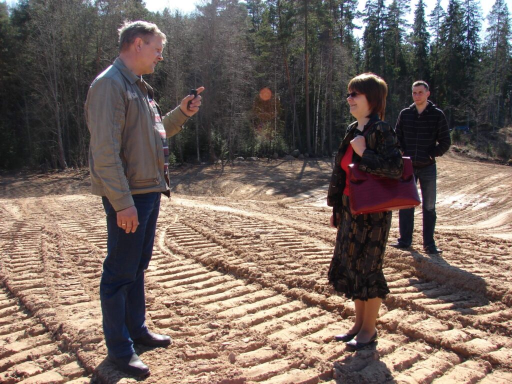 Būvuzraugs Aigars Leitis ar Grundzāles pagasta pārvaldes vadītāju Aldu Zvejnieci apspriež tālāko publiskās atkritumu izgāztuves “Smiltiņsils” rekultivācijas darbus. 
Autors: Santa Sinka
