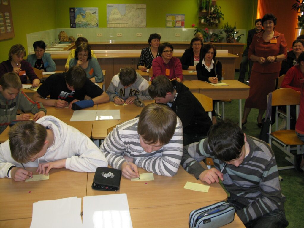 Smiltenes ģimnāzijas 7.a klasei atklātajā stundā bija nedaudz bail no svešajiem pedagogiem, bet bioloģijas skolotāja Anna Lavrinoviča uztraucās, vai pagūs izstāstīt visu stundas tematu.
Autors: Sandra Pētersone