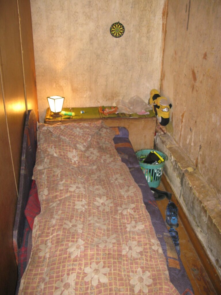 Aigara meitai vienistabas dzīvoklī ir savs stūrītis. Netālu no gultas gala atrodas saliekamais krēsls, uz kura guļ dēls.
Autors: Sandra Pētersone