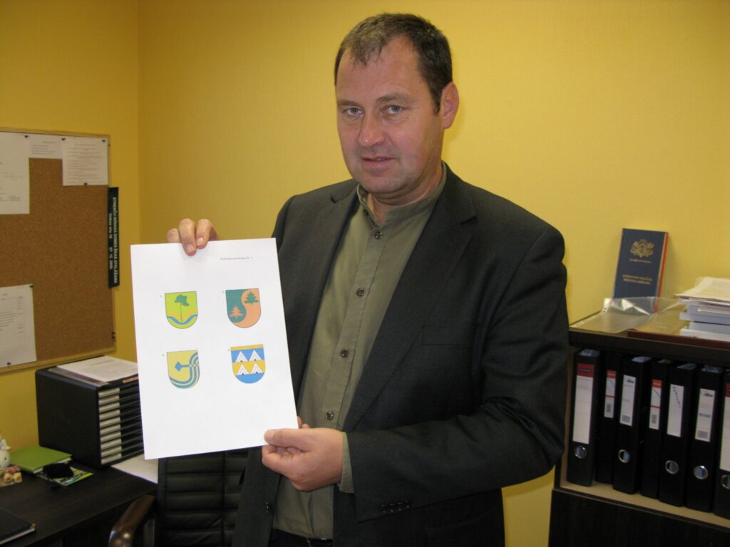 Strenču novada ģerboņa komisijas pārstāvis, novada domes priekšsēdētājs Jānis Pētersons nodos deputātu balsojumam ģerboņa skici, kura uzvarēja iedzīvotāju balsojumā (augšējā rindā pa kreisi). 
Autors: Sandra Pētersone