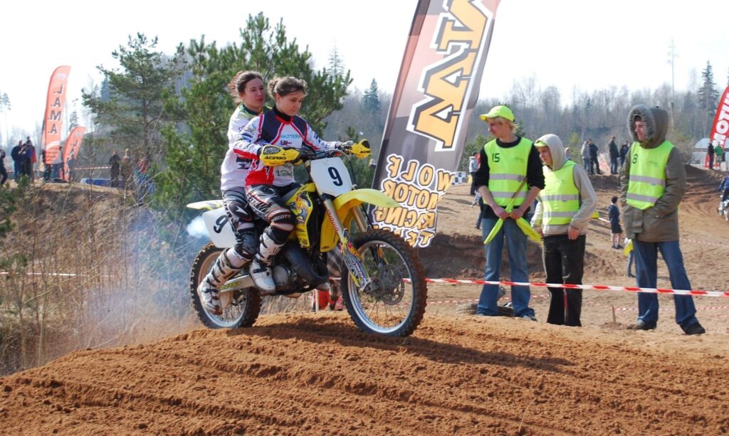 Latvijas Alternatīvās motosporta asociācijas 1. posmā tieši pirms goda apļa Anetei Skrastiņai motociklam saplīsa sajūgs. Tāpēc Elīna Kalniņa viņu paņēma uz sava un divatā abas godam veica apli.
Autors: Linda Kalniņa