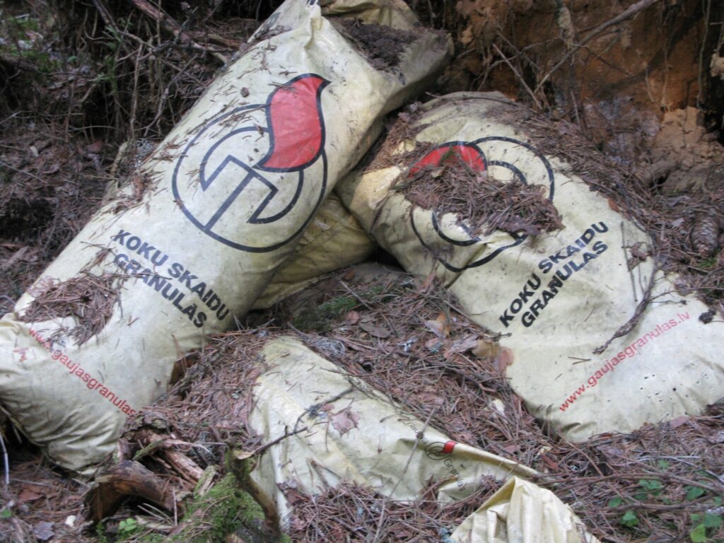 Nelegālas atkritumu izgāztuves Launkalnes pagastā mežā no jauna izaugušas arī aiz Silvas daudzdzīvokļu mājām.
Autors: Sandra Pētersone