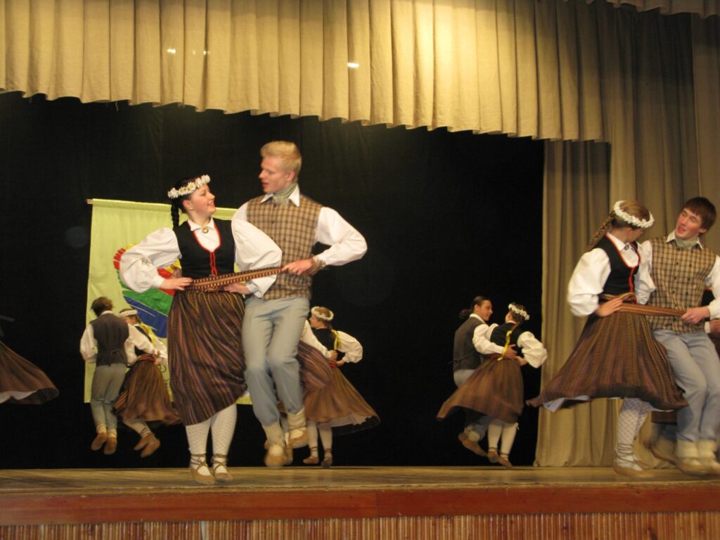 Augstāko vērtējumu skatē saņēma Smiltenes tautas deju kolektīvi. “Ieviņas” studijai (attēlā) horeogrāfe Baiba Rasma Šteina individuāli pat piešķīra maksimālo punktu skaitu - 50.
Autors: Sandra Pētersone