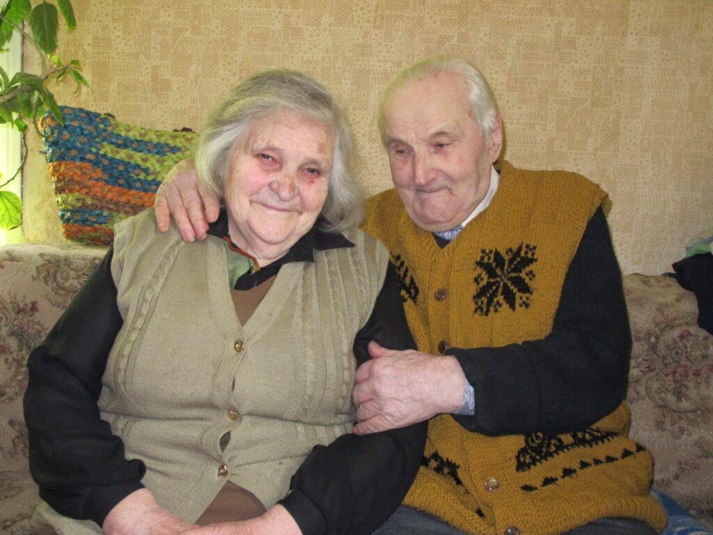 Ēvelieši Silvija un Vilis Gavari pateicas Dievam par svētību kopdzīvei. 
Autors: Ingūna Johansone