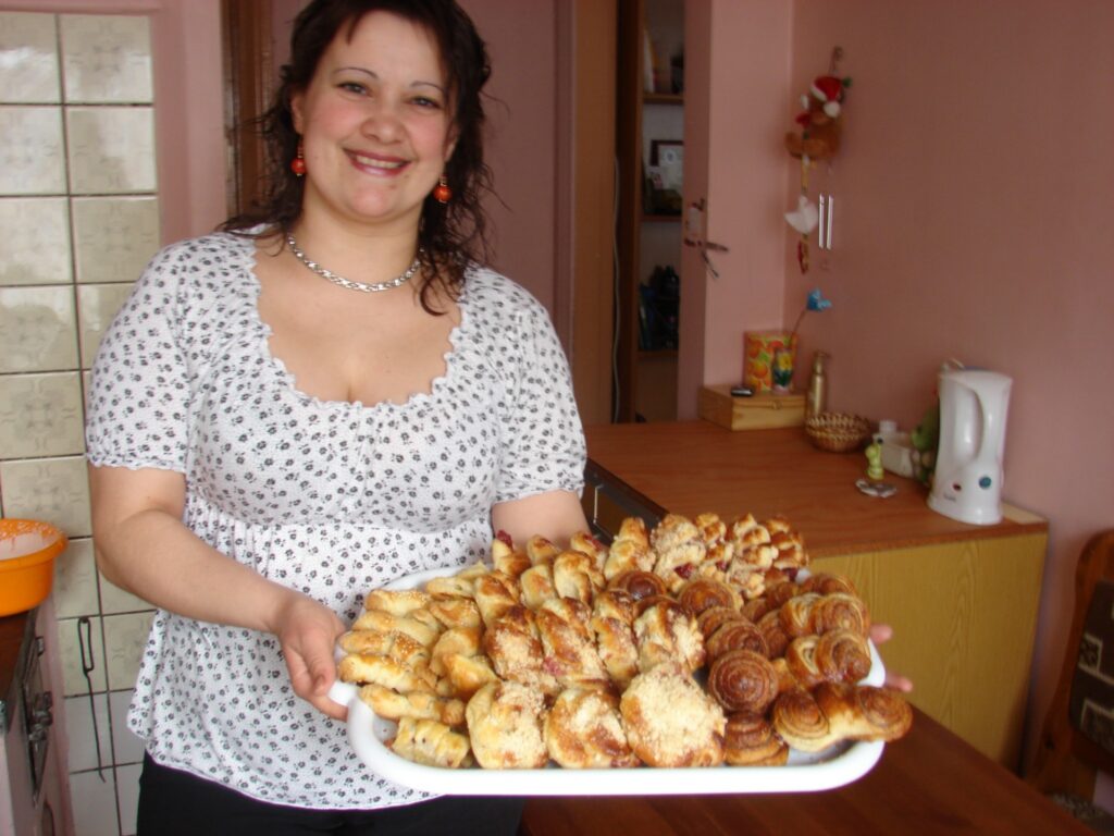 Strencēniete Marina Vdovičenko tagad dažādus gardumus cep, lai dalītos tajos ar tuviniekiem, kolēģiem un draugiem. Smagā maiņu darba dēļ viņa no algotā konditores darba  atteicās.
Autors: Sandra Pētersone