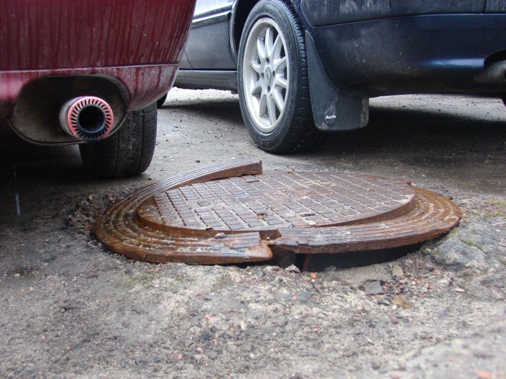 Smiltenē, Dārza ielas 26 nama pagalmā, atrodas aka, kuras vāks ilgāku laiku ir bojāts. Pirms vairākiem mēnešiem, ar vienu kāju iekrītot akā, cieta kāda sieviete. Vai atbildīgie pieļaus vēl kādu nelaimi? 
Autors: Santa Sinka